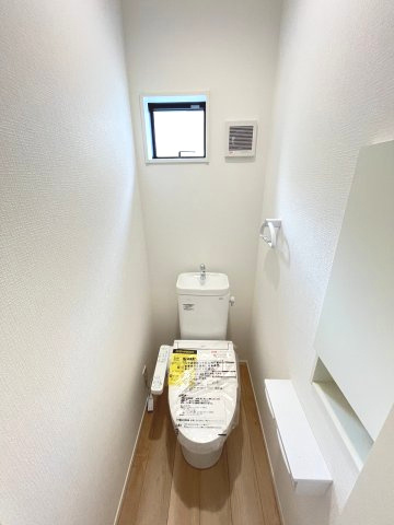 【トイレ】 | 糟屋郡篠栗町田中1丁目第1　1号棟（全4棟）【仲介手数料無料・0円】 | 現地写真。1階のトイレです。