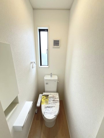 【トイレ】 | 糟屋郡篠栗町田中1丁目第1　1号棟（全4棟）【仲介手数料無料・0円】 | 現地写真。2階にもトイレです。