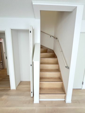 【内装】 | 糟屋郡篠栗町田中1丁目第1　1号棟（全4棟）【仲介手数料無料・0円】 | 現地写真。2階へ上がる階段です。手摺もついて安全ですね。