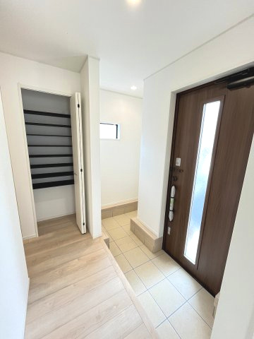 【玄関】 | 糟屋郡篠栗町田中1丁目第1　1号棟（全4棟）【仲介手数料無料・0円】 | 現地写真。