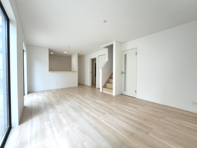 【居間・リビング】 | 糟屋郡篠栗町田中1丁目第1　1号棟（全4棟）【仲介手数料無料・0円】 | 現地写真。リビングです。