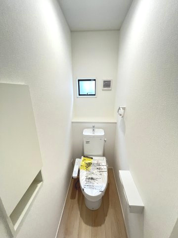 【トイレ】 | 糟屋郡篠栗町田中1丁目第1　3号棟（全4棟）【仲介手数料無料・0円】 | 現地写真。1階のトイレです。