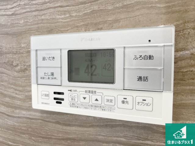 貝塚市水間　新築一戸建てのキッチン|リビングと統一感があり、使い勝手のいいキッチン。広々としているので、二人並んで作業が出来ちゃいます。お子様と一緒に色々なお料理に挑戦できるスペースがあります。