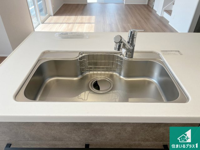 貝塚市水間　新築一戸建ての独立洗面台|清潔感のある洗面台です。フラットな鏡は掃除がしやすく毎日清潔！ホースは引き出して使えるので洗顔やお掃除の際に便利です！