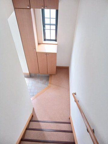 プラトーＡの玄関|明るい玄関です