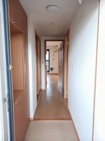 エストレーノｋｏｅｉの玄関|収納もある玄関です