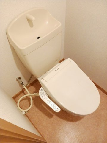 エストレーノｋｏｅｉのトイレ|落ち着いた色調のトイレです