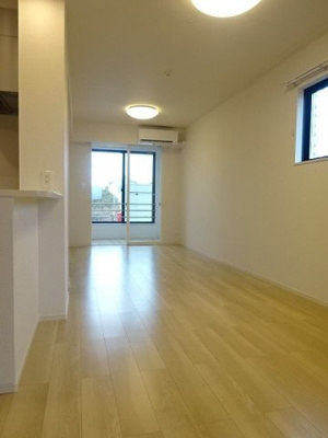 【居間・リビング】 | アルカンシエル | こちらの居間で趣味の時間をお楽しみください