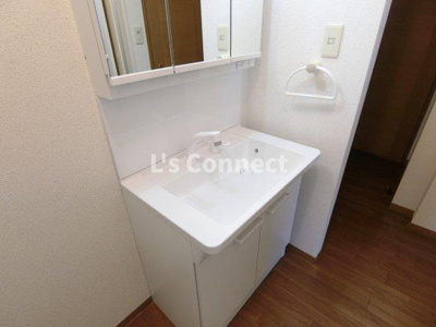 【洗面所】 | スプリングガーデンＢ | 朝の支度もスムーズな独立洗面台。