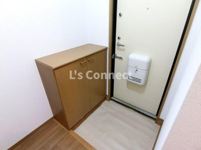 【玄関】 | スプリングガーデンＢ | 下駄箱付きで靴も収納できます。