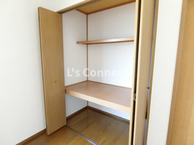 【収納】 | スプリングガーデンＢ | 段付き収納でお荷物もすっきりしまえます。