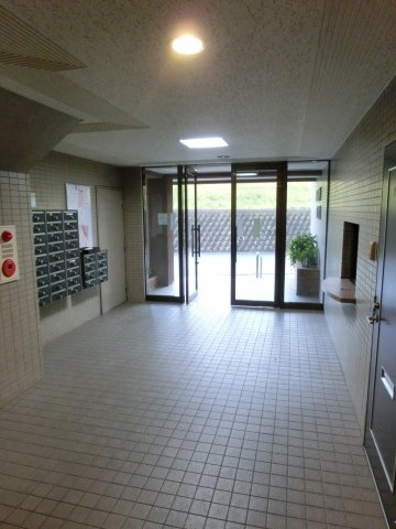 メゾン原Ⅱのエントランス|現況を優先します。同タイプの別室になります