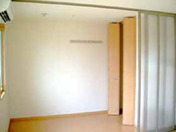 エレガンス姫原の洋室