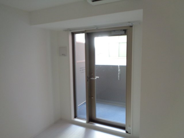 レーヴメゾン尼崎昭和通の居間・リビング|こちらのリビングで趣味の時間をお楽しみください