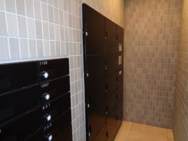 レーヴメゾン尼崎昭和通のその他共用部分|集合ポストと宅配ボックスです