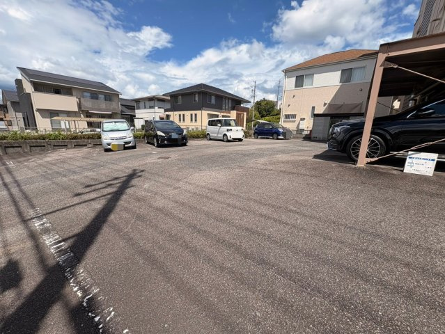 エクセレンスの駐車場