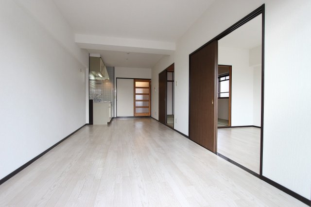 ポートシティ高木の居間・リビング|※別部屋のお写真で、現況優先と致します。