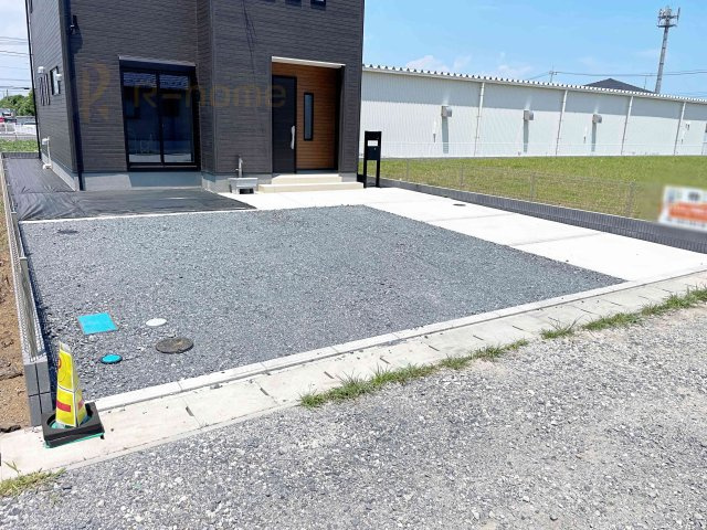 ひたちなか市馬渡16期　新築戸建て　1号棟の駐車場|カースペースは3台完備。ゲスト用のスペースも確保できますね♪