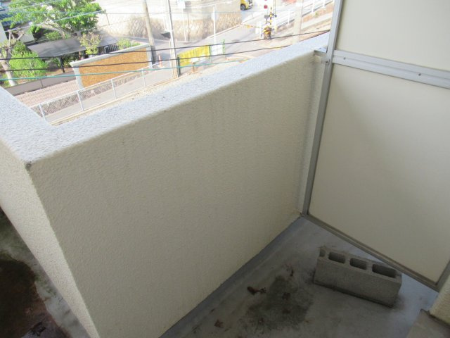 サニーパレス平磯のバルコニー|外からの目が気にならないバルコニーで洗濯物が干せます