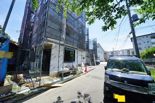【横浜市旭区市沢町995-22全3棟新築戸建て】★仲介手数料無料★（左近山小学校・左近山中学校）の前面道路含む現地写真