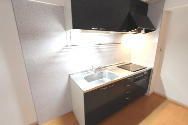 ルーチェ（ＬＵＣＥ）のキッチン|ＩＨ3口コンロのシステムキッチン完備しています