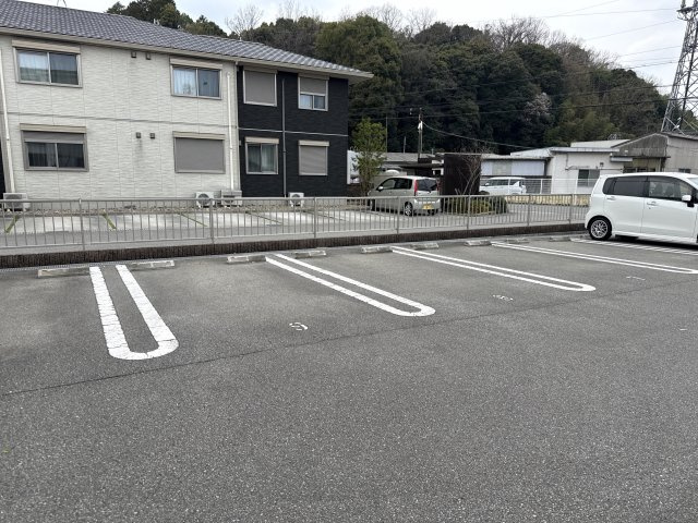 リメインらかん N棟の駐車場