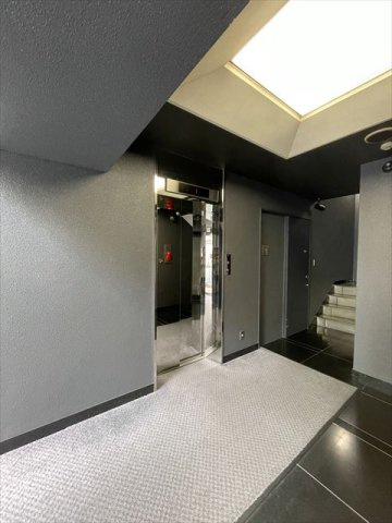 サンブリヂ小川町ビルのロビー|ゆとりのあるロビーです