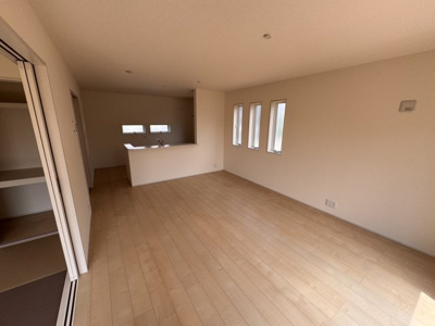 【居間・リビング】 | リーブルガーデン．S　鴻巣新井　 | ２号棟現地リビング（2025年08月03日）撮影