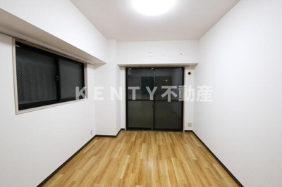 【寝室】 | グランドール東寺尾 | 広くて明るい寝室