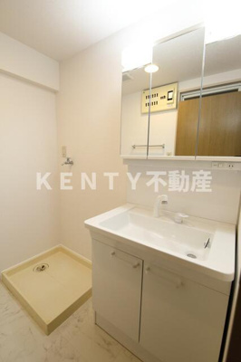 【洗面所】 | グランドール東寺尾 | 忙しい朝には欠かせない洗面所です