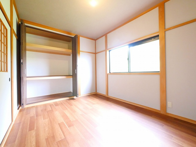 大和郡山市矢田町　戸建ての洋室|明るい洋室です