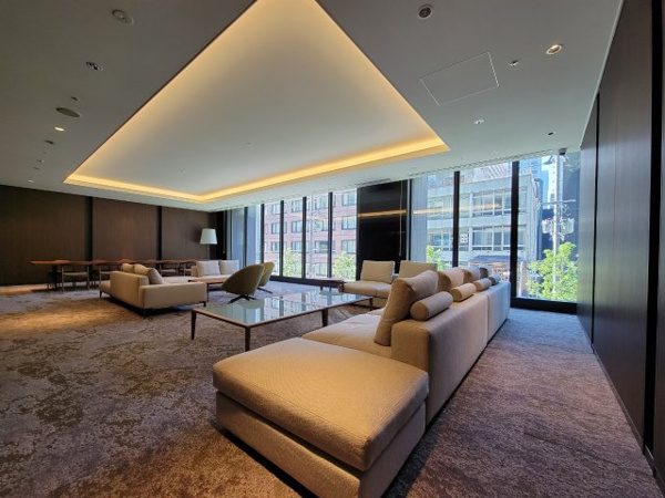 【ロビー】 | 【ラウンジ】一面のガラス窓で開放的！お待ち合わせや歓談のひと時も、優雅な空間が人を和ませてくれます。