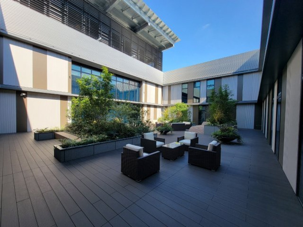 【中庭】 | 【スカイアトリウム】ウッドデッキと風にそよぐ樹々の緑。地上47階の空中庭園で、開放という名の贅沢。