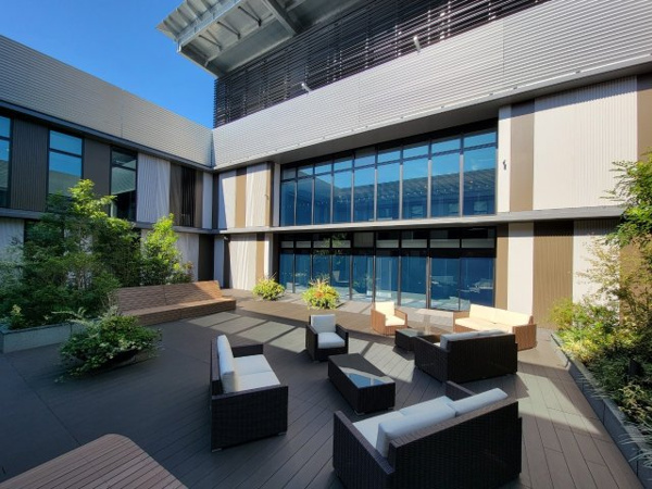 【中庭】 | 【スカイアトリウム】存分に、自由を遊ぶ。陽の光に包まれた穏やかな空間が、ゆったりと広がります。