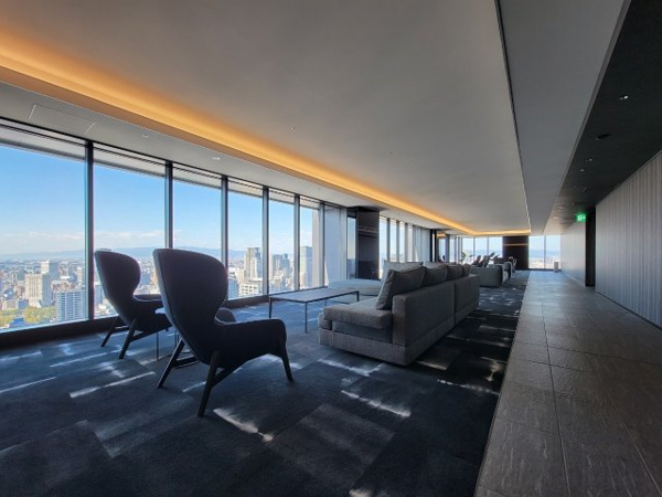 【ロビー】 | 【スカイラウンジ】夕日に染まる時も、夜景の輝きに満たされる時も。都心の風景を、その中心から一望！