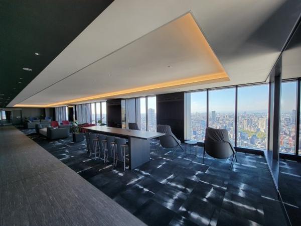 【ロビー】 | 【スカイラウンジ】息をのむようなダイナミックな眺望。ここにしかない感動に身を委ね、憩いのひと時を。