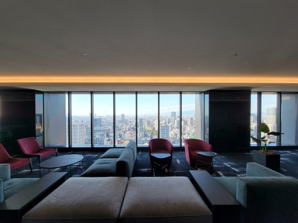 【ロビー】 | 【スカイラウンジ】非日常な景色を楽しめます。スカイラウンジの近くには、ベンダーコーナーもございます！