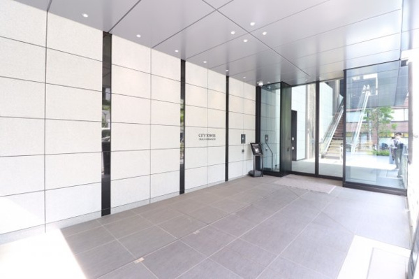 【エントランス】 | 【エントランス】穏やかな光に包まれています。トリプルオートロックシステムでセキュリティ面も安心！