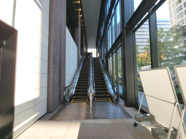 【エントランス】 | 【グランドエントランス】2基のエスカレーターがございます！3層吹抜けの大空間です！