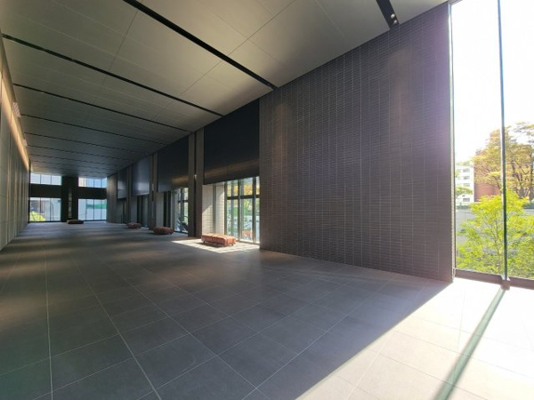 【エントランス】 | 【エントランスホール】高木を見下ろす、底知れない開放感。無駄な装飾を廃した安らぎのエントランスです。