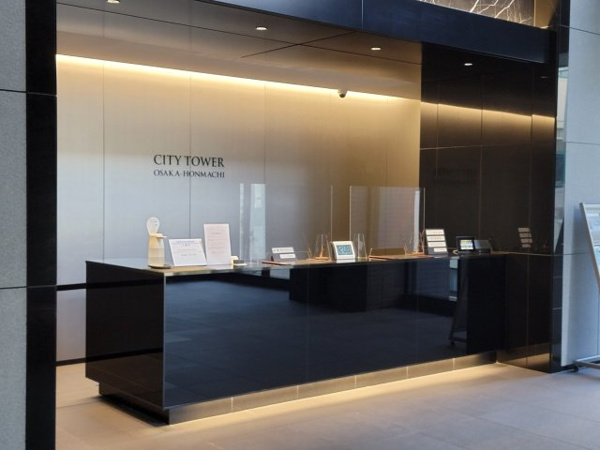 【受付】 | 【エントランスホール】黒大理石をあしらったコンシェルジュカウンター。丁寧なサービスをご提供します！