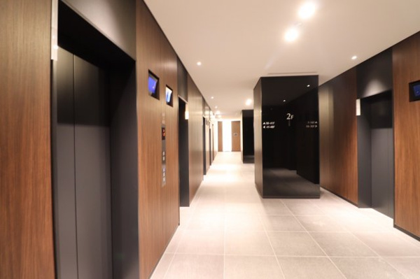 【その他共用部分】 | 【エレベーターホール】エレベーターは合計10基とい台数が多いので、朝の混雑の時間もスムーズに◎