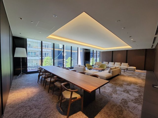 【ロビー】 | 【ラウンジ】2階にございます。選び抜かれた、シックで落ち着きある家具を備えたラウンジスペース！