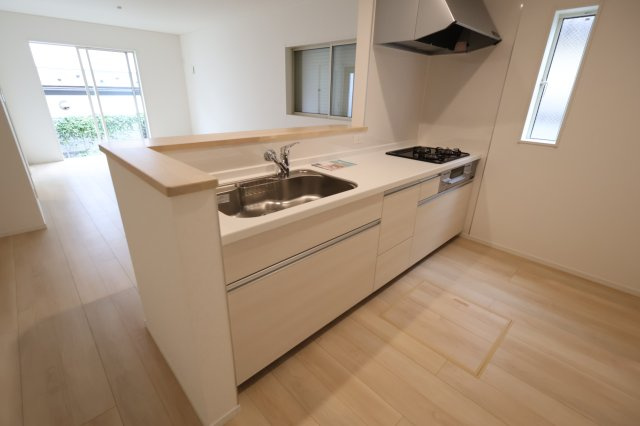 【キッチン】 | 《仲介手数料無料》練馬区大泉町２丁目29-26(5号棟)新築一戸建てクレイドルガーデン | 撮影日 2025年9月13日 14:30 晴れ