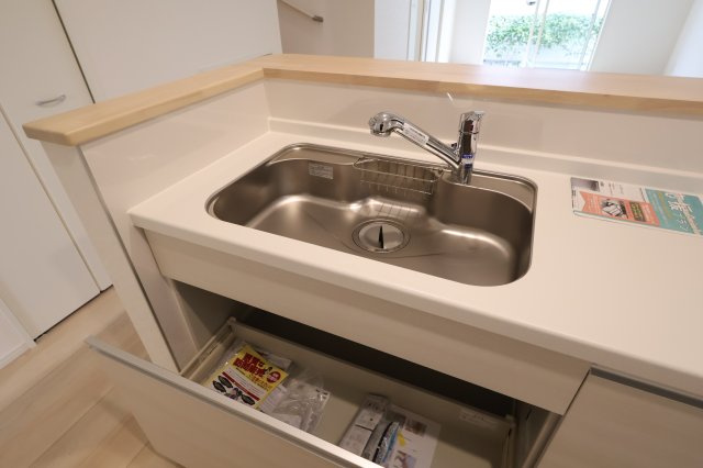 【キッチン】 | 《仲介手数料無料》練馬区大泉町２丁目29-26(5号棟)新築一戸建てクレイドルガーデン | 撮影日 2025年9月13日 14:30 晴れ