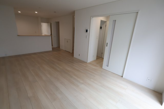 【居間・リビング】 | 《仲介手数料無料》練馬区大泉町２丁目29-26(5号棟)新築一戸建てクレイドルガーデン | 撮影日 2025年9月13日 14:30 晴れ