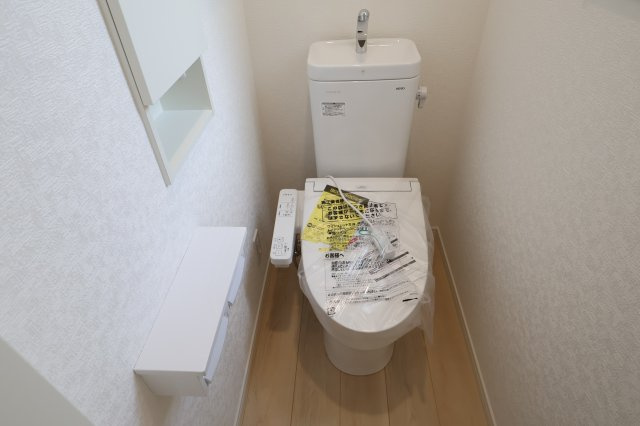 【トイレ】 | 《仲介手数料無料》練馬区大泉町２丁目29-26(5号棟)新築一戸建てクレイドルガーデン | 撮影日 2025年9月13日 14:30 晴れ