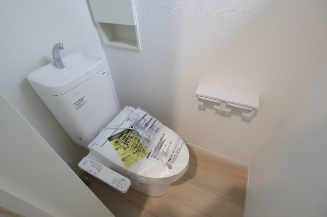 【トイレ】 | 《仲介手数料無料》練馬区大泉町２丁目29-26(5号棟)新築一戸建てクレイドルガーデン | 撮影日 2025年9月13日 14:30 晴れ