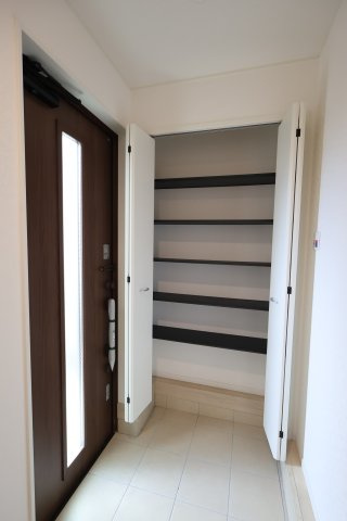 【玄関】 | 《仲介手数料無料》練馬区大泉町２丁目29-26(5号棟)新築一戸建てクレイドルガーデン | 撮影日 2025年9月13日 14:30 晴れ