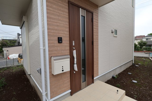 【玄関】 | 《仲介手数料無料》練馬区大泉町２丁目29-26(5号棟)新築一戸建てクレイドルガーデン | 撮影日 2025年9月13日 14:30 晴れ